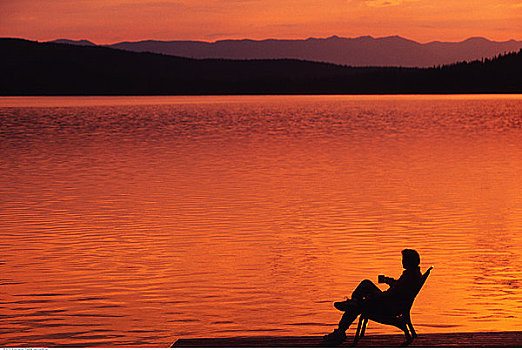 男人,码头,日落,湖,不列颠哥伦比亚省,加拿大