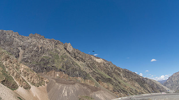 中国新疆夏季蓝天白云下g217独库公路沿途高山戈壁风景