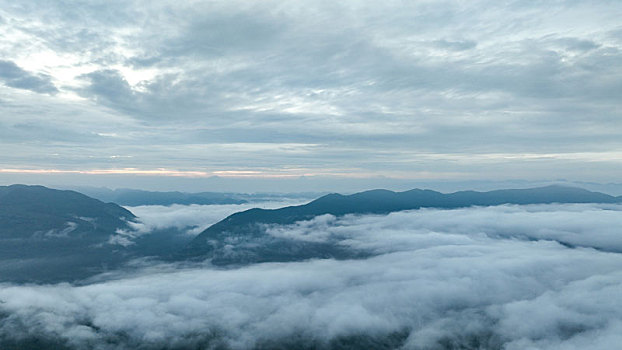 重庆酉阳,清晨出现雾气成河山颠飞瀑奇观