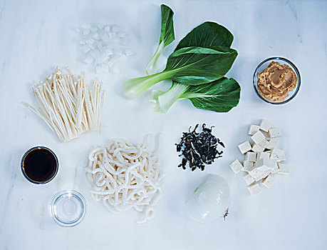 味噌汤,成分,小白菜,蘑菇,洋葱,味增,面条,豆腐,酱油