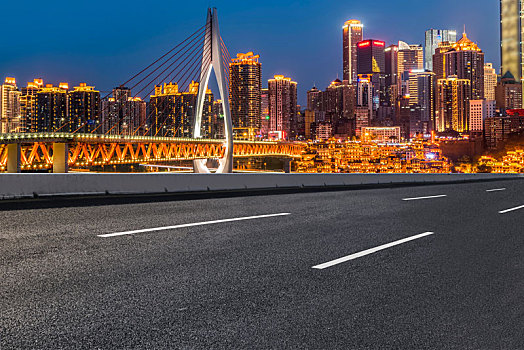 高速公路和现代建筑夜景