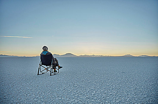 坐,女人,露营,椅子,盐滩,观景,盐湖,乌尤尼盐沼,玻利维亚,南美
