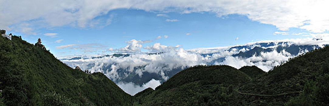 巫溪云台山云台寺钟楼清晨雨过天晴的云雾全景图