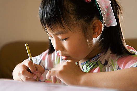 拍摄于亚洲,中国,上海,做作业的女孩