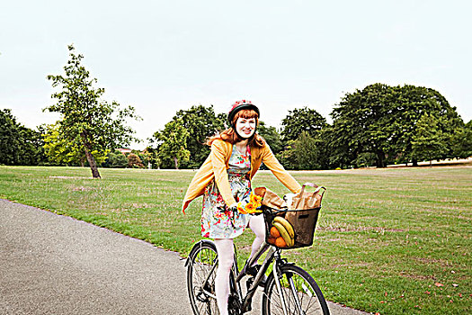 女青年,骑自行车,公园