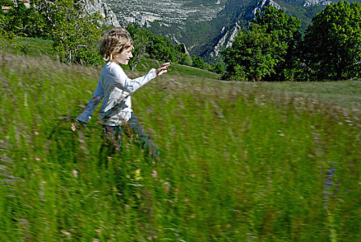 法国,凡尔登峡谷,峡谷,女孩,跑,草地