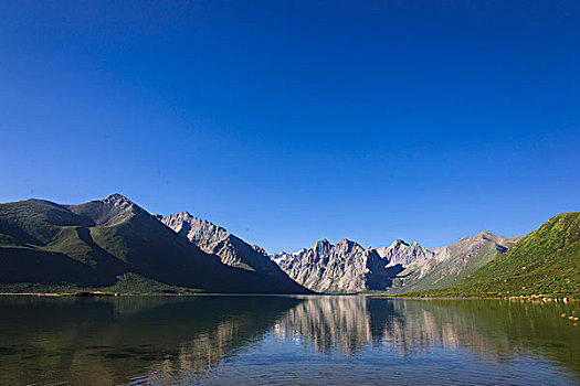 青海久治县年宝玉则山峰