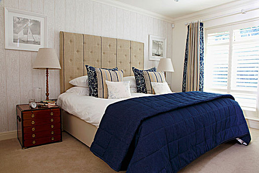 小,抽屉,台灯,英国,风格,靠近,双人床,蓝色,白色,床上用品,高,软垫,床头板