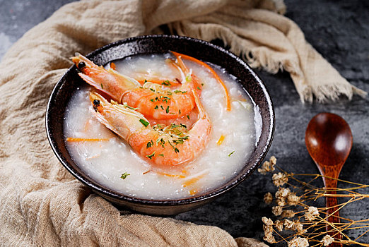 黑瓷碗盛放的养生海鲜粥虾