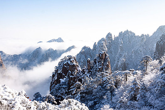 中国安徽黄山风景区,冬日雪后奇峰怪石林立,云雾飘渺宛若仙境