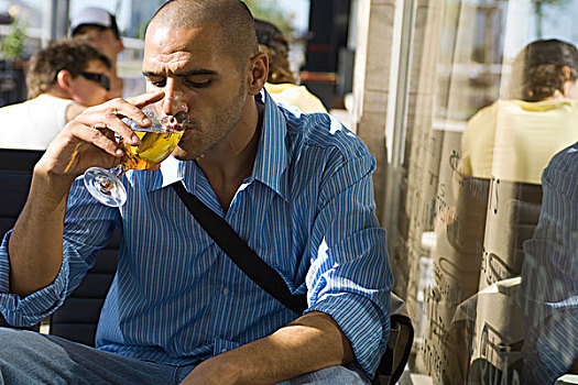 男人,喝,啤酒,街边咖啡厅