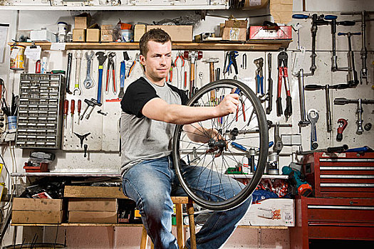 一个,男人,修理,自行车,轮胎,工作间