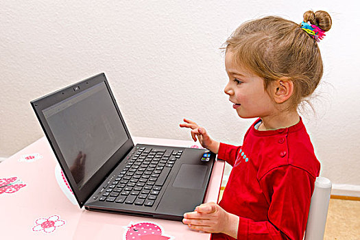 女孩,3岁,坐,桌子,笔记本电脑