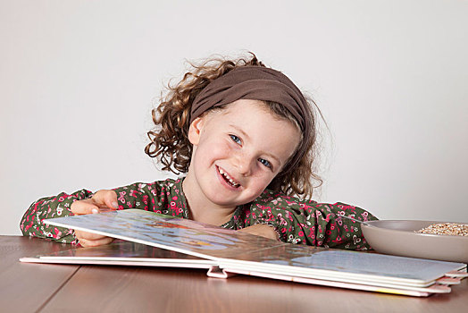 红发,女孩,5岁,坐,桌子,书本