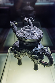 上海博物馆的春秋中期兽面纹龙流盉