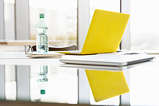 黄色,笔记本电脑,瓶装水,会议室