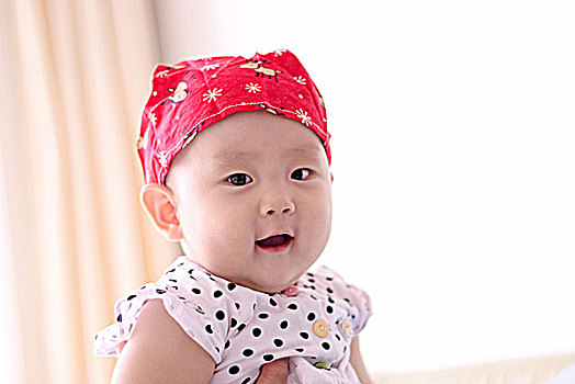 扎着红头巾的8个月婴儿