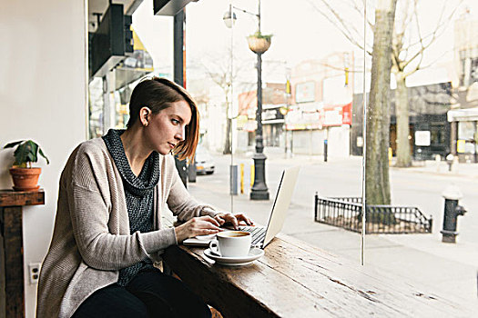 女人,打字,笔记本电脑,咖啡馆,窗边