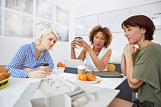 女性,建筑师,团队,看,建筑模型,桌上