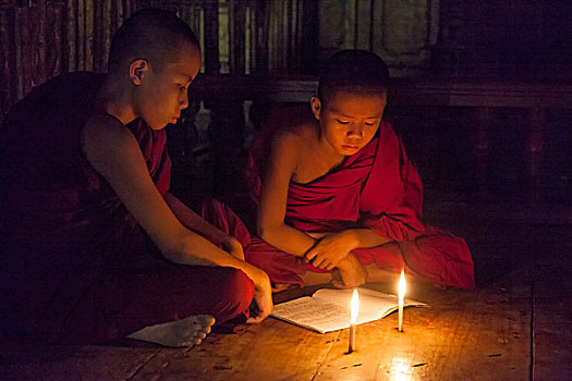 缅甸,曼德勒,新信徒,僧侣,学习,烛光,画廊