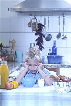 厨房,男孩,郁闷,早餐,牛角面包,碗,果汁,橙色,苹果,酸奶,果酱