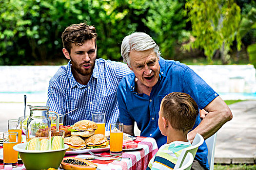 爷爷,儿子,交谈,孙子,草坪,食物