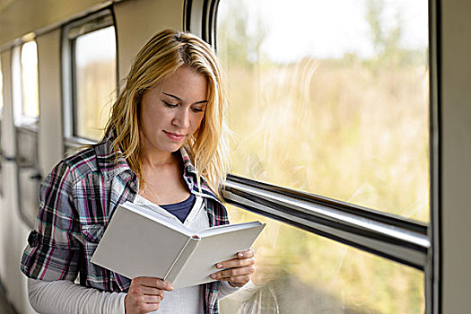 女人,读,书本,列车,窗户
