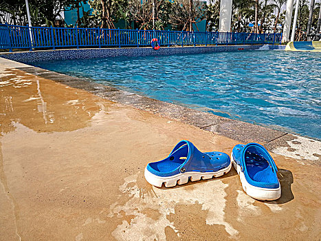 夏天摆放在游泳池旁的休闲沙滩鞋