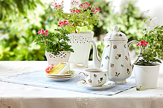 茶,茶杯,茶壶,蛋糕,可食用的,天竺葵,以及,盆栽,花天竺葵,在一个花园,设置