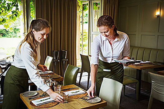 两个女人,穿,围裙,布置,桌子,餐馆