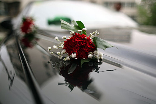 婚车上的玫瑰花
