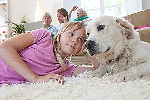 女孩,宠物,狗,躺着,地毯,家庭,使用笔记本,背景