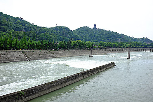 中国四川成都都江堰水利工程鱼嘴,v-shaped,dike,hydraulic,engineering,dujiangyan,chengdu,sichuan,china