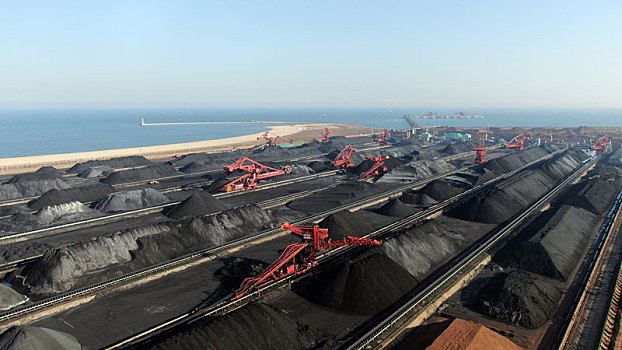 山东省日照市,航拍繁忙的港口煤炭堆场