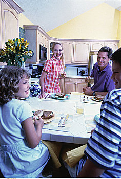 家庭,坐,厨房,吃饭,三明治