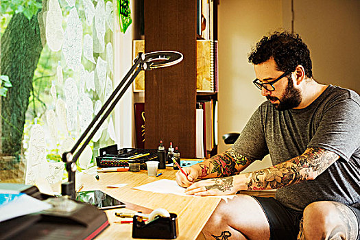 胡须,男人,纹身,戴着,眼镜,坐,书桌