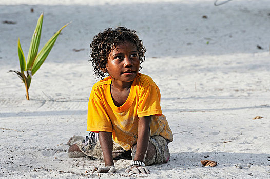 女孩,玩,沙子,四王群岛,西巴布亚,印度尼西亚,亚洲