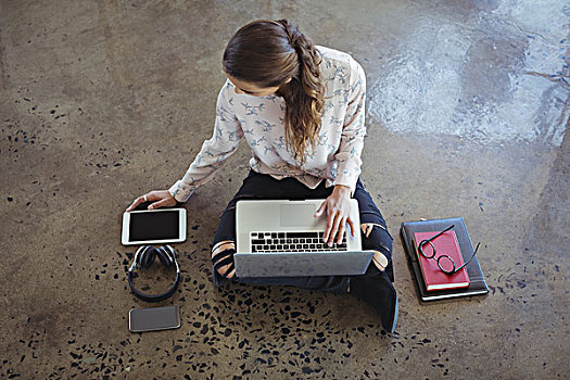 职业女性,工作,笔记本电脑,数码,地板,俯拍,坐在地板上,办公室