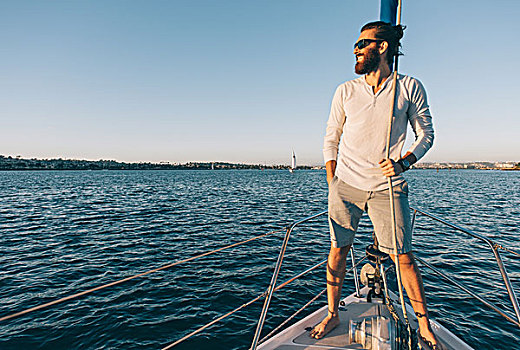 男人,享受,风景,帆船,圣地亚哥湾,加利福尼亚,美国