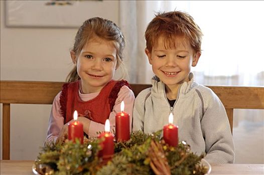 孩子,圣诞时节,蜡烛,降临节花环