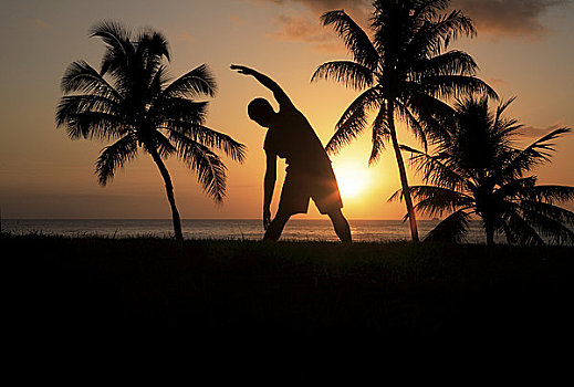 夏威夷,瓦胡岛,剪影,男人,伸展,靠近,海滩,金色,日落