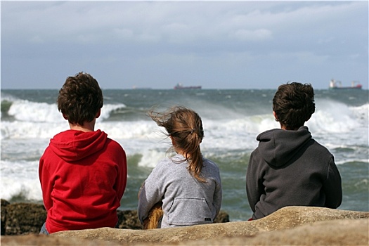 三个孩子,向外看,海洋