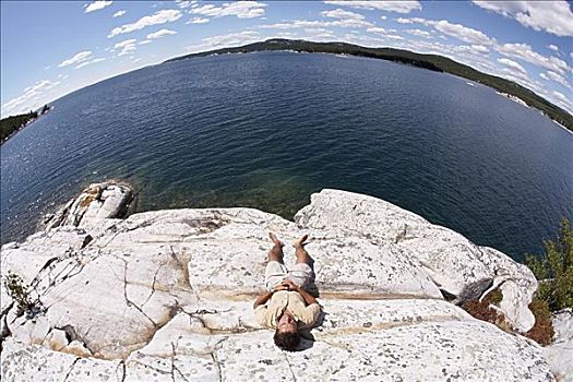 男人,放松,岩石上,基拉尼省立公园,安大略省,加拿大