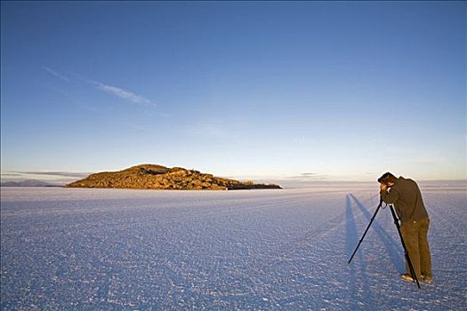 摄影师,正面,岛屿,盐湖,乌尤尼,高原,玻利维亚,南美