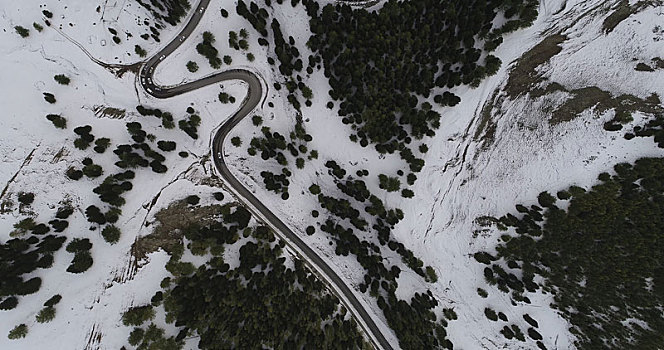 九月天山初雪美,雪岭公路别样景