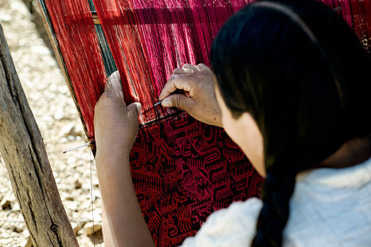 秘鲁人,女人,编织,错综复杂,美洲驼,毛织品,衣服,传统,手,织布机