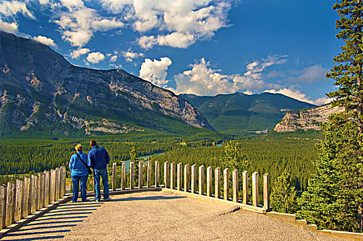 一个,男人,女人,远眺,景色,班芙国家公园,班芙,艾伯塔省,加拿大