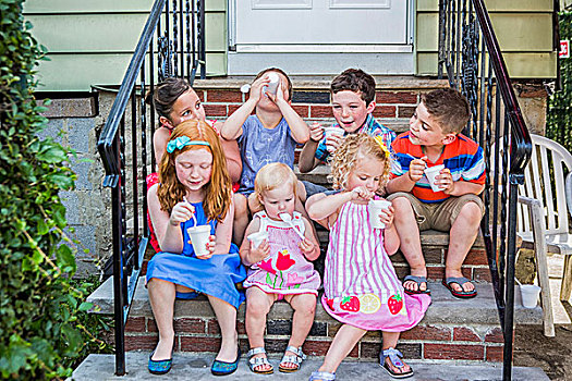 孩子,坐,门阶,吃,冰淇淋