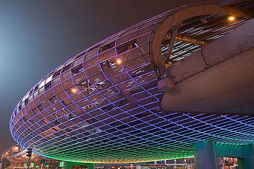 中国上海五角场的交通环岛夜景