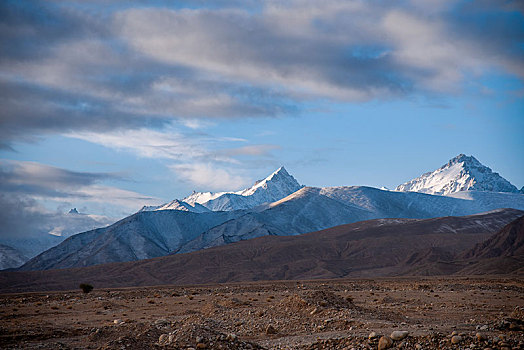 g319国道旁清晨日照喀英迪克让雪山,喀拉吉勒嘎乔库雪山,米纳尔山雪山